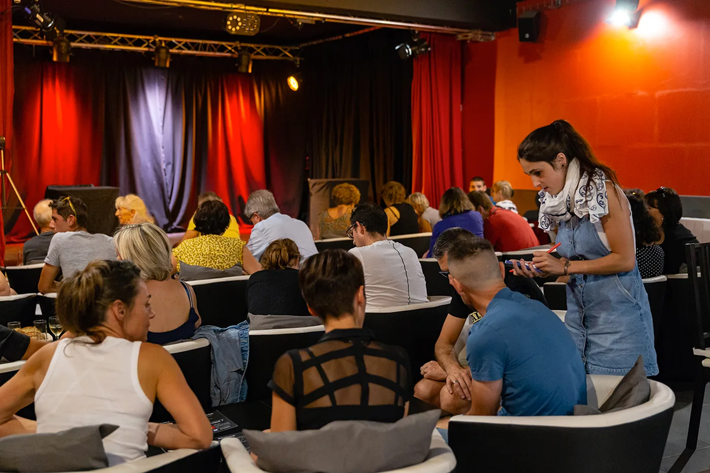 Public installé dans la salle du café-théâtre Défonce de Rire avant le spectacle